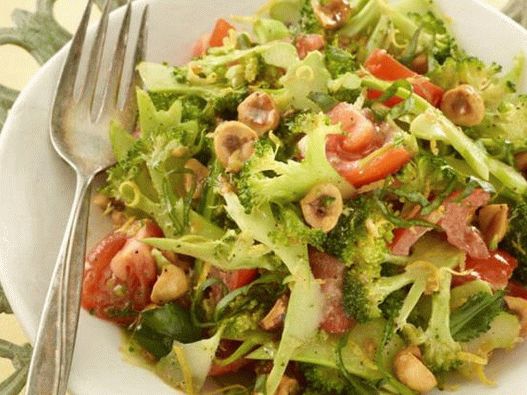 Salată de broccoli proaspete cu roșii