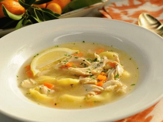 Bulion rapid de pui cu tortellini de brânză