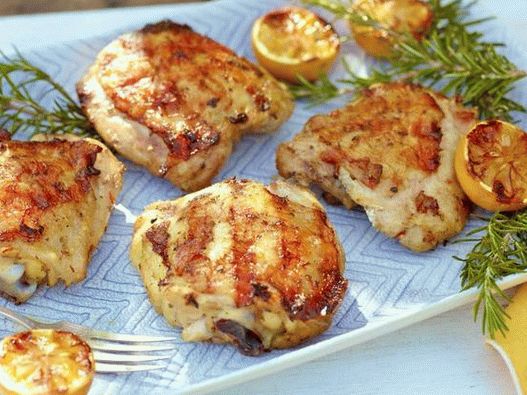 Coapse de pui la gratar în marinată picantă de lămâie Coapse de pui la gratar în marinată picantă de lămâie