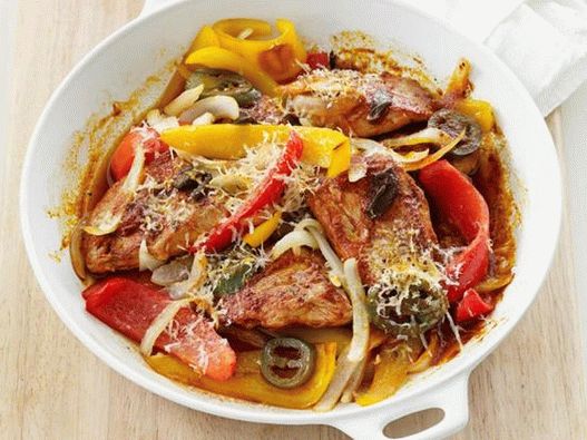 Carne de porc cu ardei gras într-o tigaie Carne de porc cu ardei gras într-o tigaie