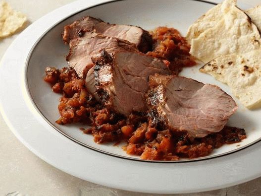 Filet de porc la grătar cu roșii coapte și salsa jalapeno Filet de porc la grătar cu roșii coapte și salsa jalapeno