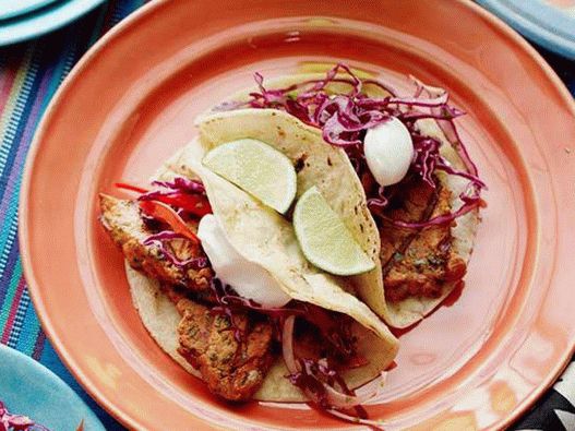 Tacos cu carne de porc la grătar și varză roșie Tacos cu carne de porc la grătar și varză roșie