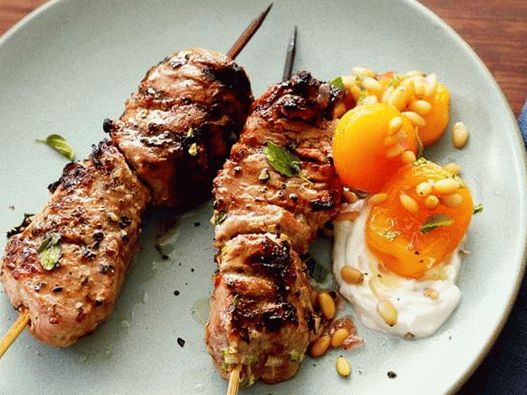 Souvlaki de porc cu caise de miere Souvlaki de porc cu caise de miere