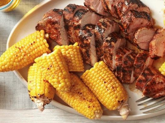 Filet de porc la grătar cu porumb Filet de porc la grătar cu porumb