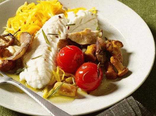 Foto cu farfurie - pește la aburi și o farfurie de spaghete vegetale cu ulei de usturoi