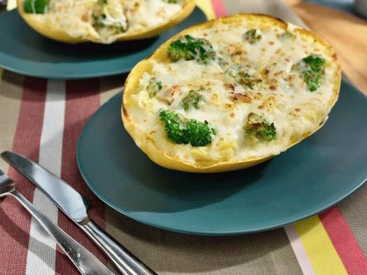 Fotografie de vase - dovleac de spaghete umplut cu pui, broccoli și brânză