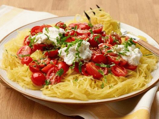 Fotografie de vase - Spaghete de dovleac cu roșii proaspete și ricotta