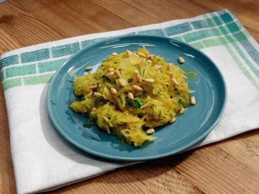 Fotografia felului de mâncare - dovleac de spaghete asezonat cu pansament de curry și șalot