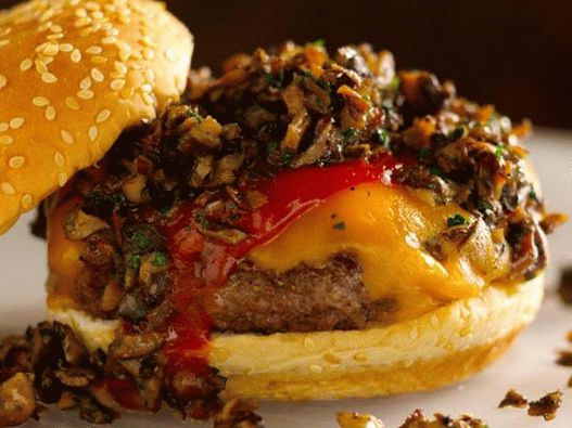Burger cu ciuperci și ketchup picant