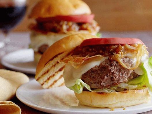Burger cu brânză Taleggio, pancetta și sos de ceapă și muștar