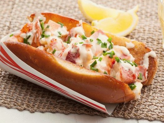 Sandwich de homar cu sos alb de vin Sandwich de homar cu sos alb de vin
