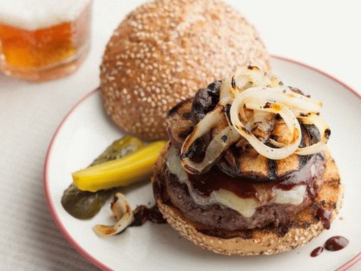 Hambarzi cu tăieturi pe o placă de grătar de cedru Hambarzi cu tăieturi pe o placă de grătar de cedru