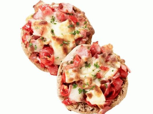 Fotografia felului de mâncare - Porție de pizza pe brioșe englezești pentru micul dejun