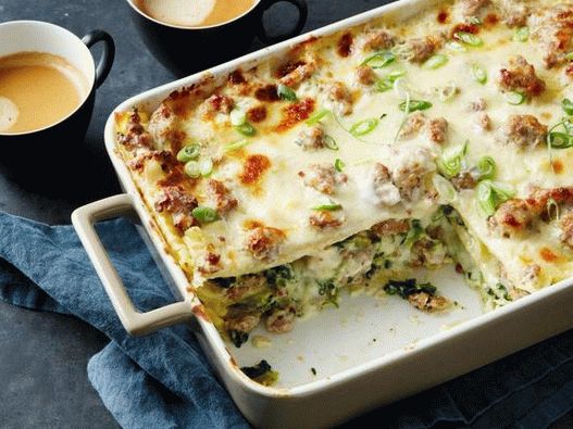 Fotografia felului de mâncare - Lasagna umplută cu cârnați de porc pentru micul dejun