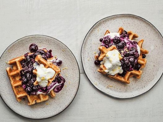Fotografia felului de mâncare - Waffles cu compot de afine și cremă de lămâie