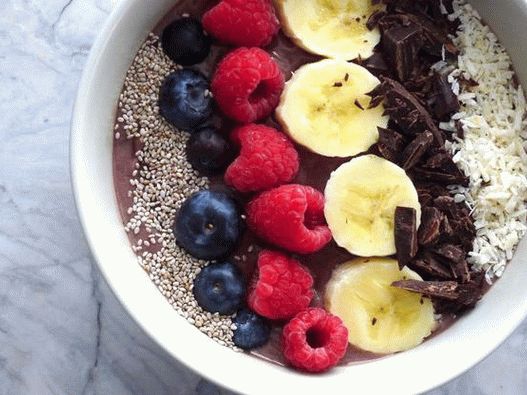Bol cu   smoothie fără gluten cu fructe Acai