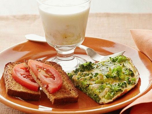Mic dejun vegetarian: brocoli Frittata, prăjit cu roșii și lapte de banană