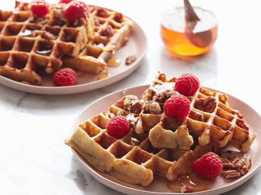Waffles de nucă de nucă cu banane
