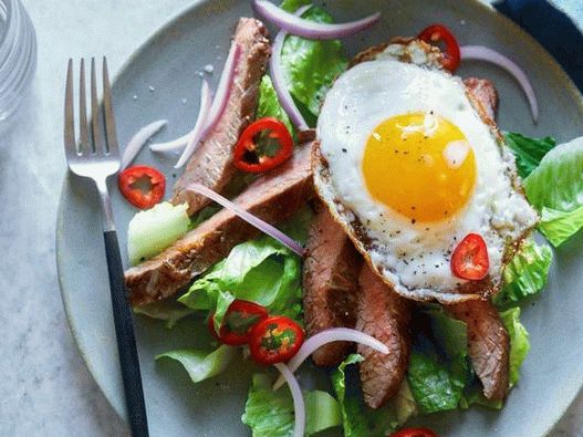 Salată cu friptură și ou (dieta paleo)