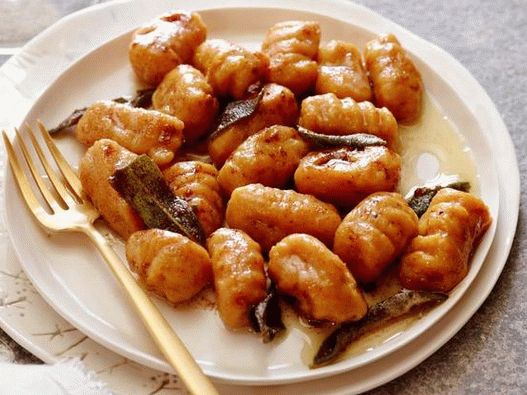 Foto din farfurie - gnocchi de cartof dulce cu unt brun, sirop de arțar, scorțișoară și sos de salvie