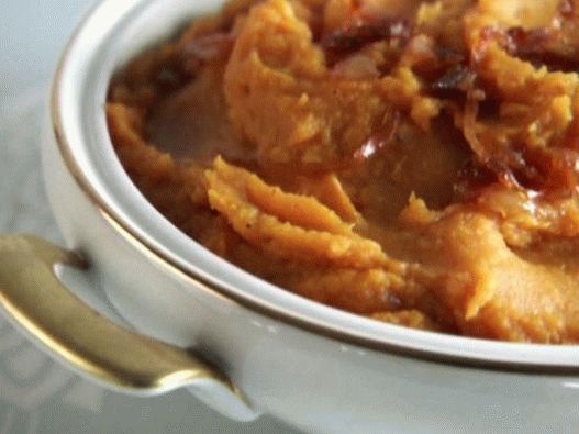 Foto din farfurie - piure de cartof dulce cu sirop de arțar și ceapă caramelizată