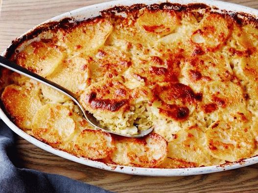 Foto cu farfurie - gratin de cartofi cu varză de savoy