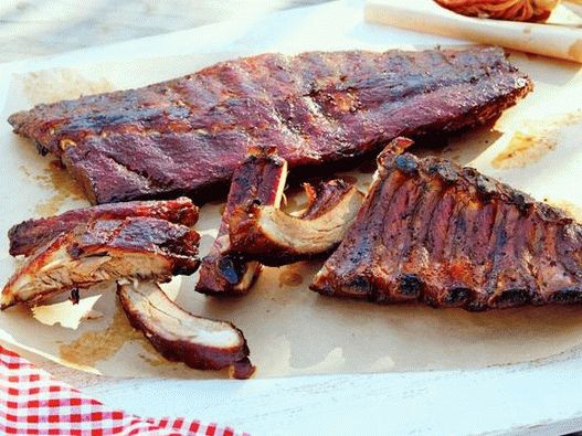 Coaste de porc afumate cu sos de grătar