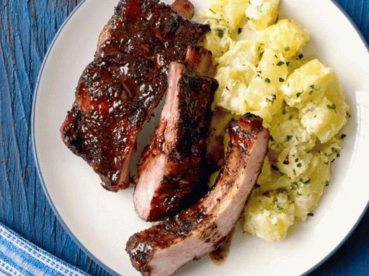 Coaste de porc în glazură de ceai dulce cu salată de cartofi și lămâie