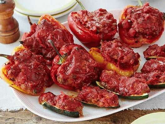 Ardei și dovlecei umpluți cu curcan, la cuptor cu sos marinara