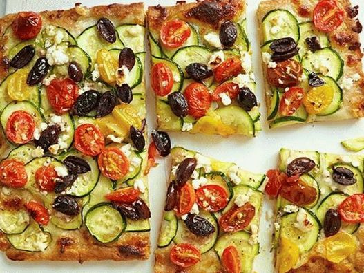 Pizza cu cereale integrale cu roșii cherry și dovlecel