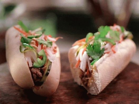 Sandwich vietnamez cu carne tocată și legume murate