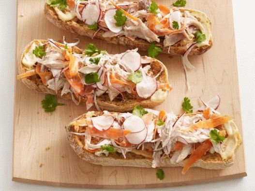 Sandwich-uri de pui vietnameze deschise