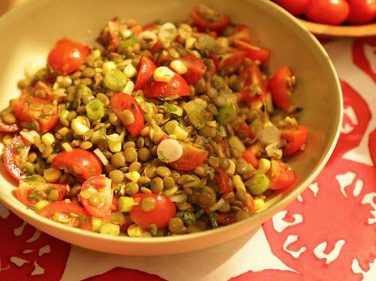 Salată de porumb cu roșii