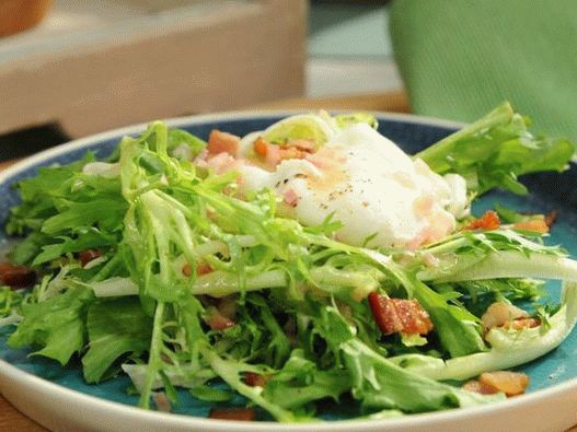 Salată de frize cu ouă și slănină în poală