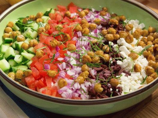 Salată grecească cu pastă cremă orzo și năut crocant
