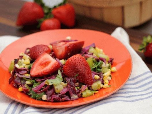 Salată de varză roșie la grătar cu pansament de avocado