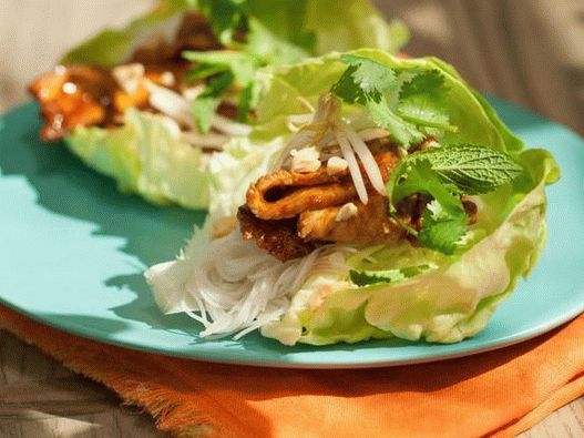 Foto cu mâncare - carne de porc asiatică în castroane de salată