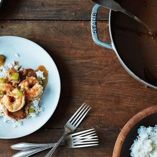 Fotografie cu o gambo din Louisiana cu creveți și cârnați