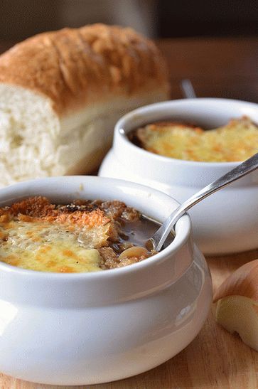Supa de ceapă foto cu crutoane de brânză în ghivece în irlandeză