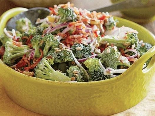Salată de broccoli cremă foto ușoară
