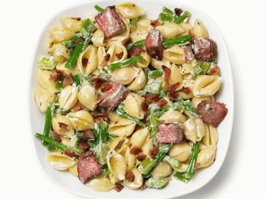Salată de carne cu paste, ardei gras și fasole verde