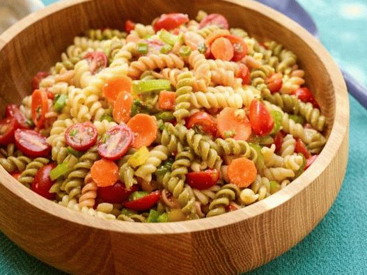 Foto Salată de paste cu legume de sezon