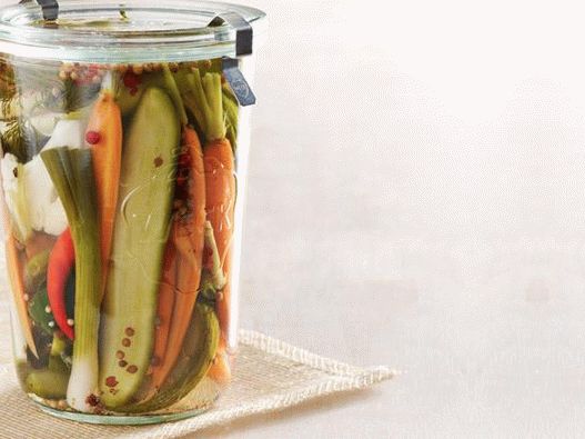 Foto Legume sărate la frigider: conopidă, morcovi, castraveți