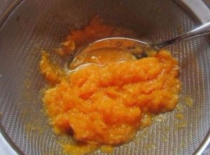  " ></li>
<li>Amestecați smântâna, laptele condensat și piureul cu suc de mandarină și pumnul un blender.  Se toarnă în vase de plastic și se pune la congelator camera.  Se amestecă bine la fiecare 1,5 ore pentru a face înghețată saturate cu oxigen și cristale de gheață nu se formau în ea. <img src="/wp-content/uploads/images/mandarinovoe_morozhenoe_foo_4.jpg" alt=