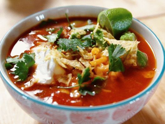 Foto supa de pui mexicană într-un aragaz lent