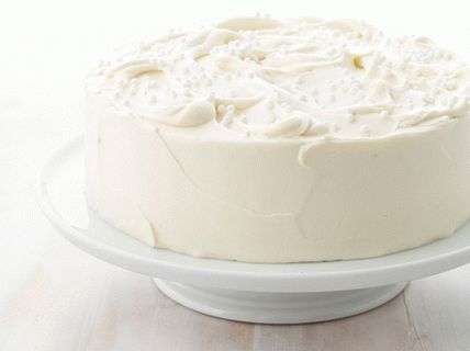 Foto cu tort de migdale cu glazură de ciocolată albă