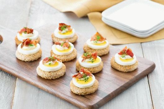 Foto de Mini-crostini cu ou și slănină