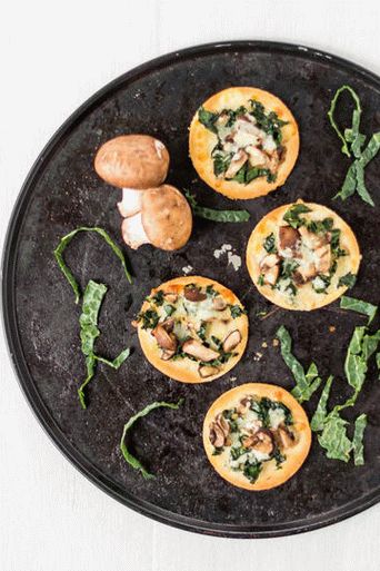 Foto mini pizza cu ciuperci și varză de kale