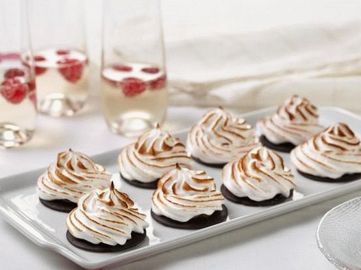 Fotografie pentru vase - Tiny Meringue Torts