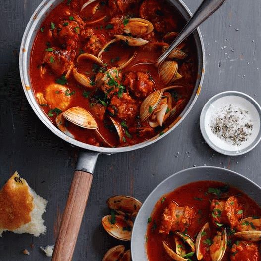 Photo Mussels fiarta într-o tigaie în sos de roșii